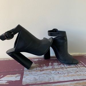 KENDALL+KYLIE Gigi Dress Sandal, black leather, 5